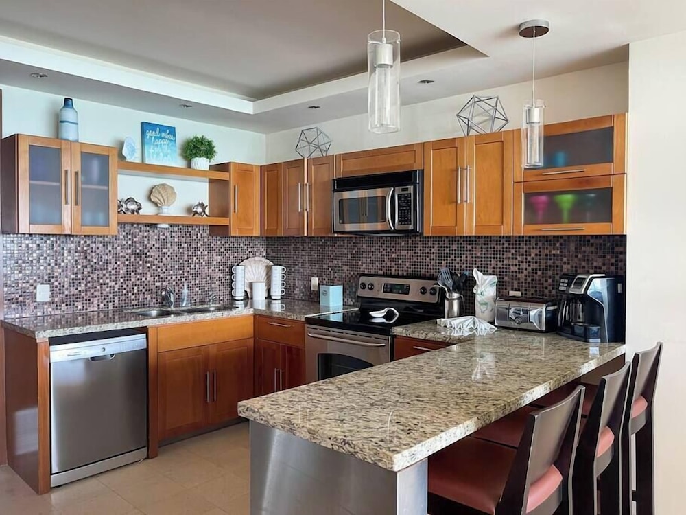 Stylish Condo With Serene Beach Infinity Pool
