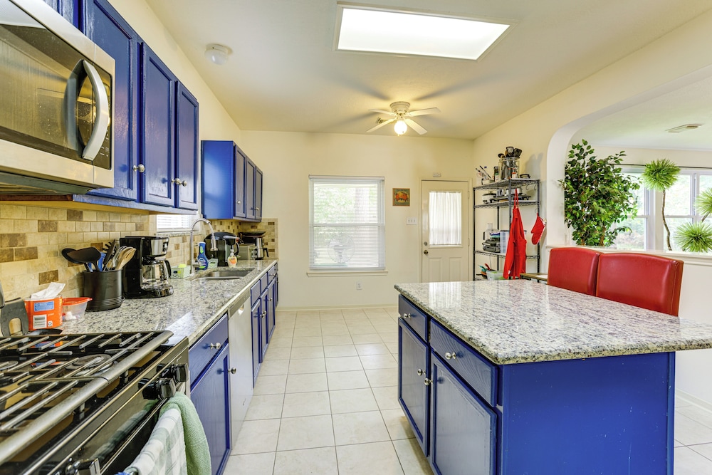 4 Mi to Old Town Spring: Family Retreat w/ Yard!