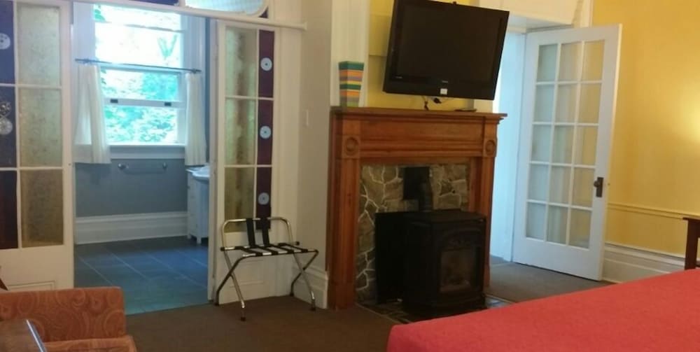 Frontenac Club Inn