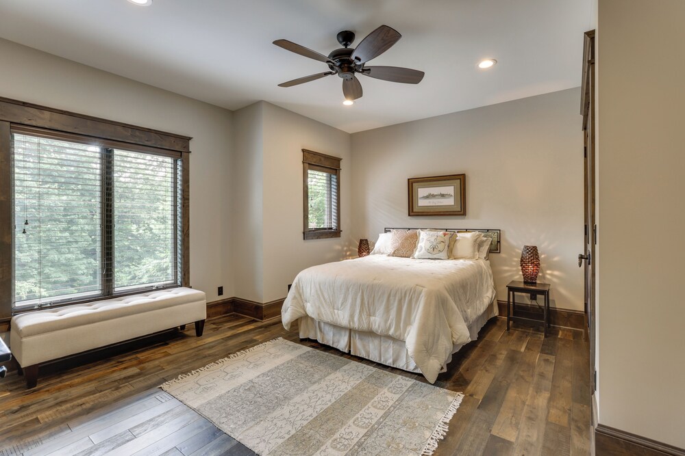 River Views + Wraparound Deck: Dubuque Getaway