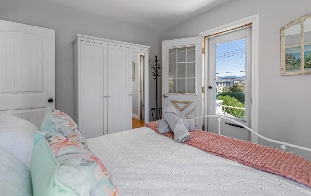 Cranbrook Vacations - Victorian Suite No Service Fees Heritage Home - Property Image 8