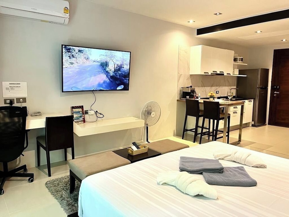 Emerald 211 - Studio With Balcony and Shared Pool