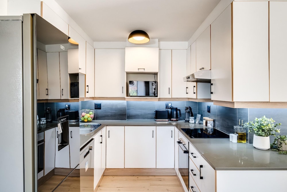 Green Point Modern 2bed Apartment Azura Atlantic