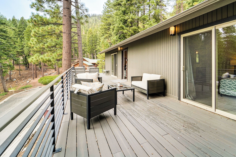 3 Mi to Diamond Peak: Mtn-view Home w/ Fireplace