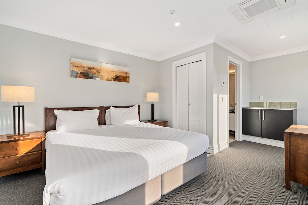 SPACIOUS UNIT WITH VIEWS AND BALCONY view 3