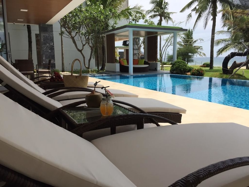 Luxury Yacht Villa