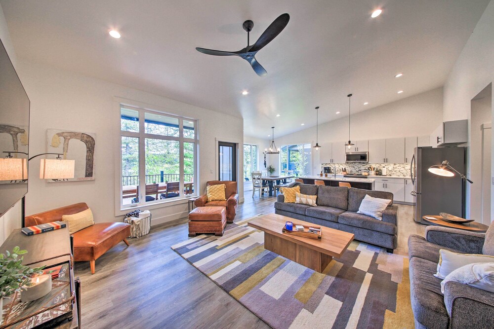 Elegant Priest Lake Townhome  1 Mi From Lake - Property Image 21