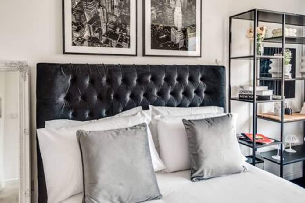 Stylish 4-br House With 3 Ensuite Free Parking