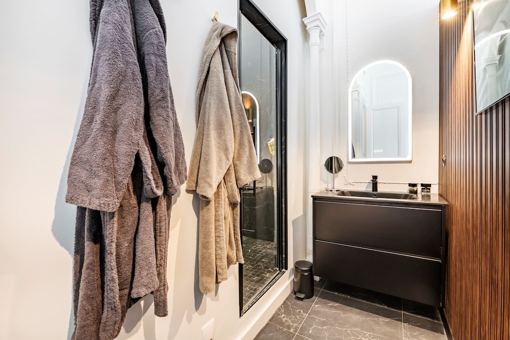 Prestigious Apartment Near the Trocadero