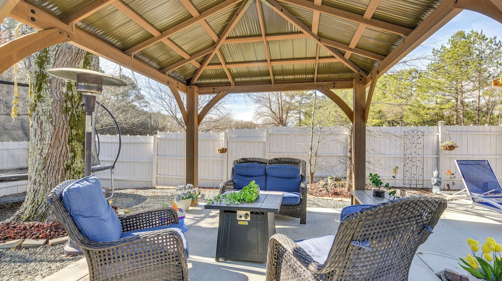 9 Mi to Downtown: Sanford Home w/ Hot Tub
