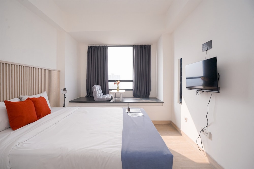 Comfortable Studio Room at Collins Boulevard Apartment