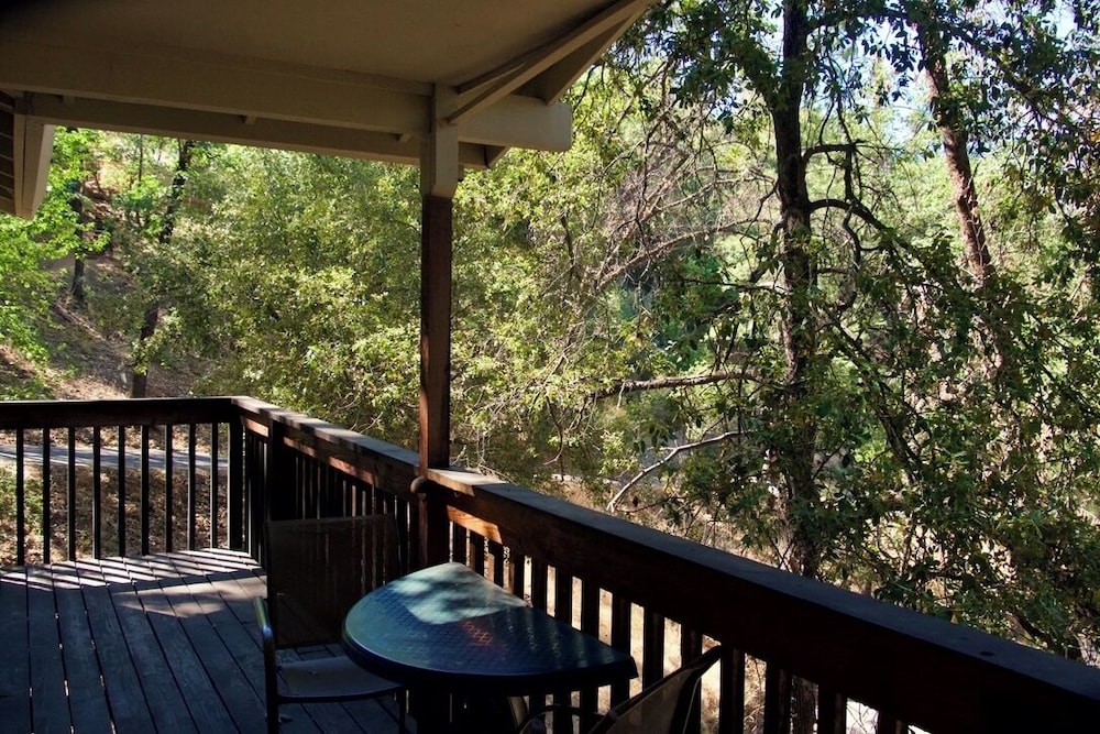 Yosemite Bug Rustic Mountain Resort