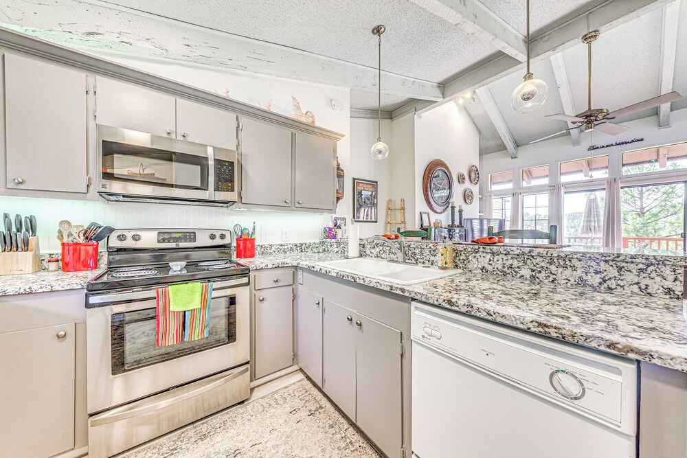Walk to Dtwn Ruidoso: Mtn-view Condo w/ Pool!