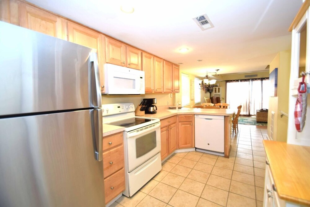 Seal Beach 13n 3 Bedroom Townhouse by RedAwning view 2