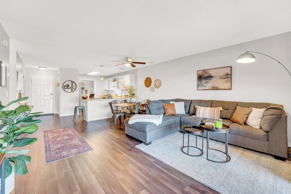 Bright Stylish Condo w/ Balcony