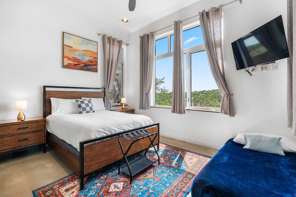 Luxury 7BR Hill Country Gem With Barndominium