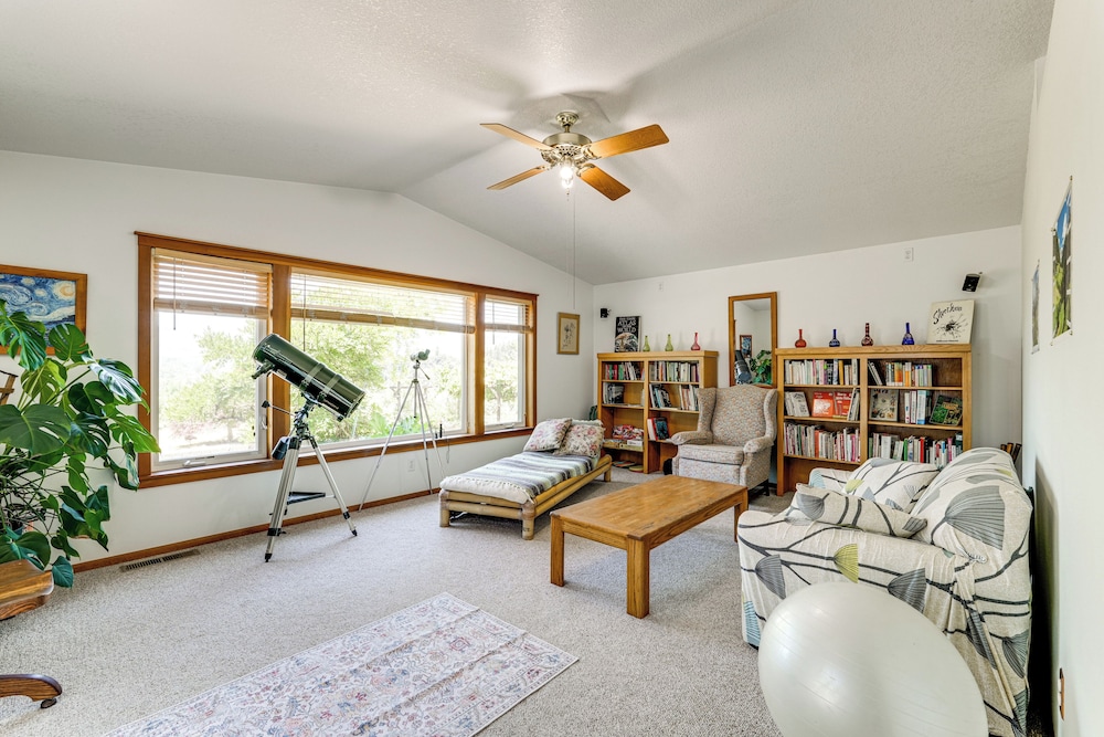 Oregon Farmhouse Hideaway on 53 Acres