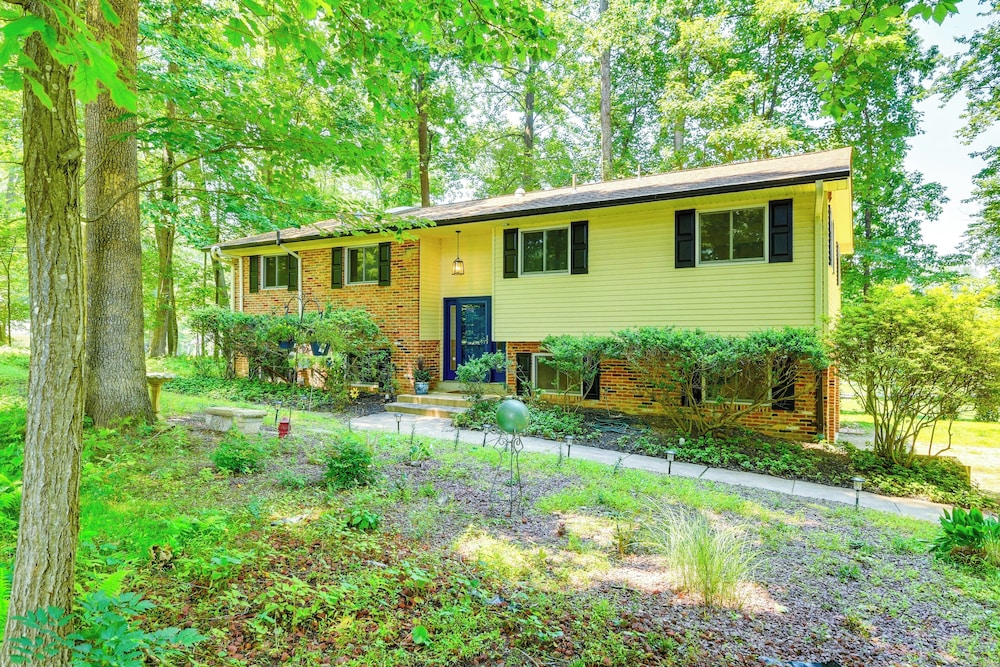 9 Mi to Historic District: Ellicott City Home!
