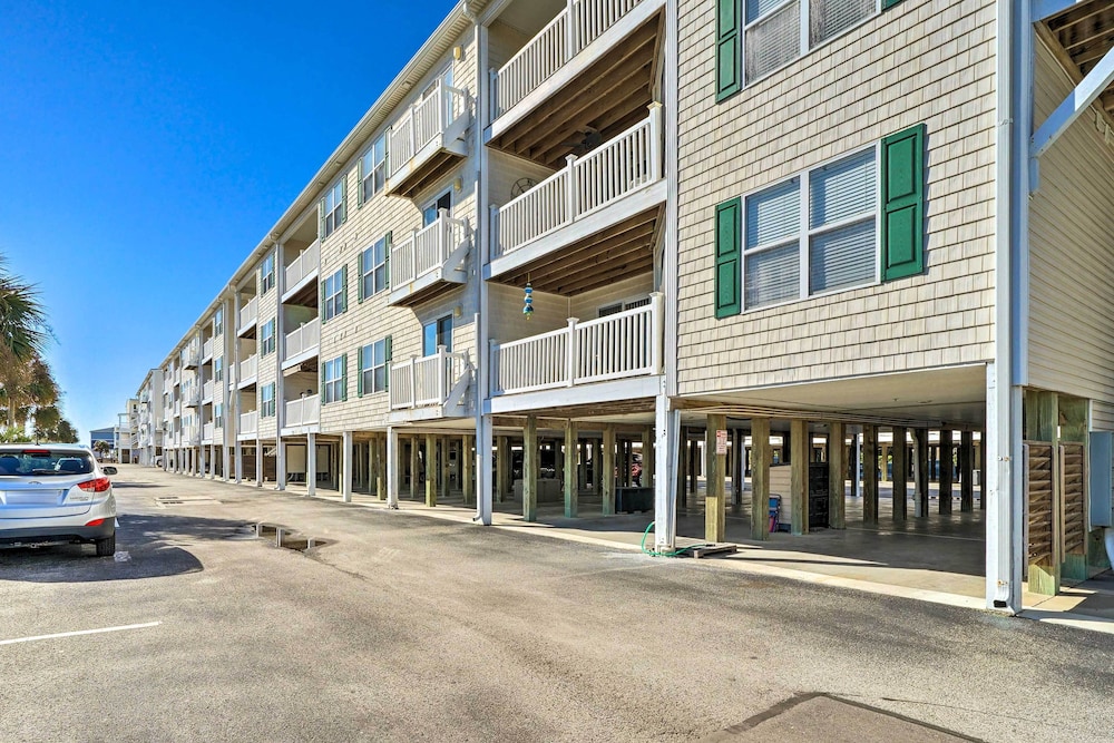 Oak Island Condo - Walk to the Beach!