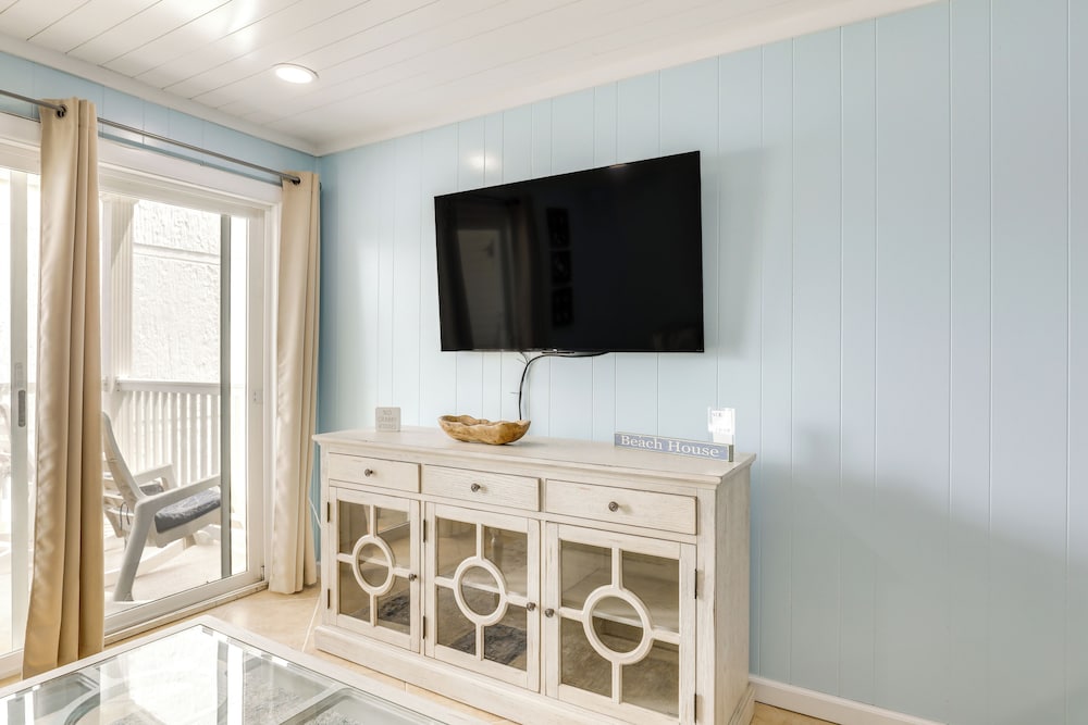 1 Mi to Barefoot Landing: Condo w/ Pool Access!
