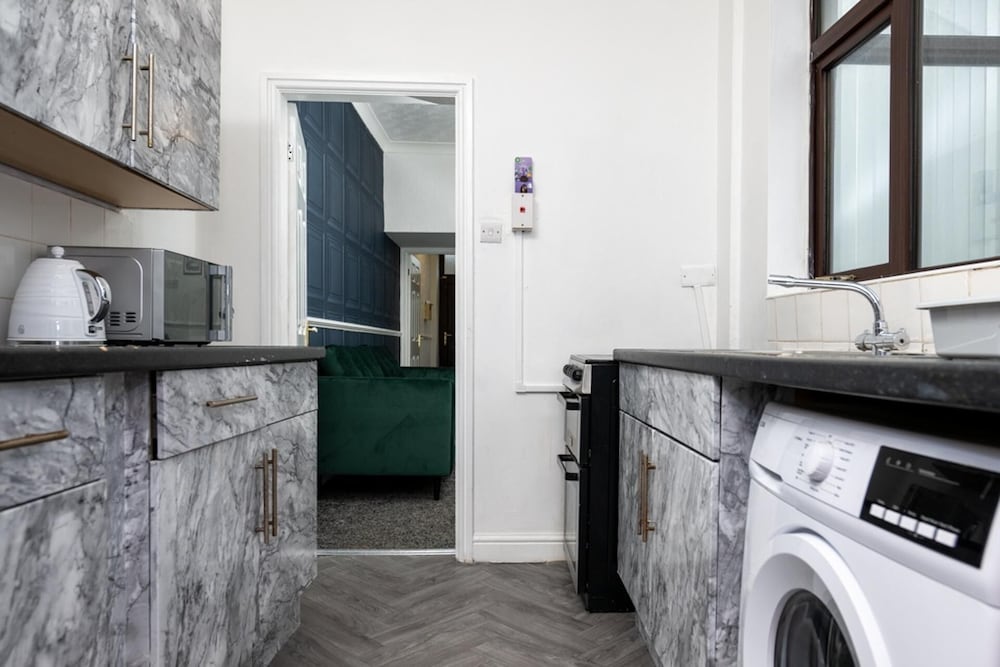 4-bedroom- Stoke-on-trent Sleeps 8- pet Friendly