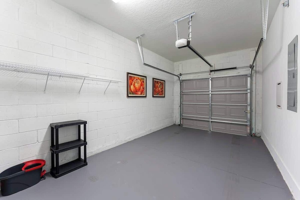 Beautiful 4BR Home w/ Modern Design