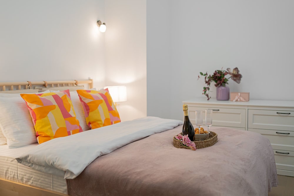 Charming 2BR Apartment - Steps to Romanian Athenaeum