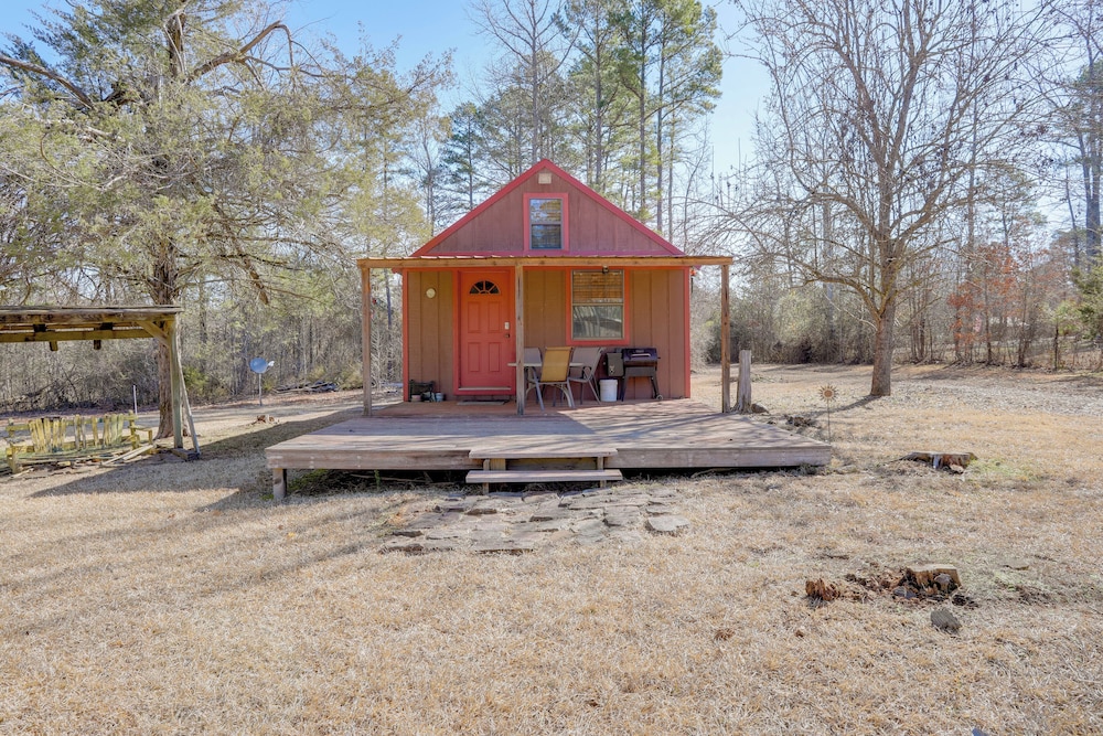 3 Mi to Greers Ferry Lake: Peaceful Cabin w/ Deck!