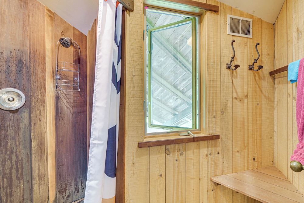 Sauna & Screened Porch: Otter Creek Getaway!