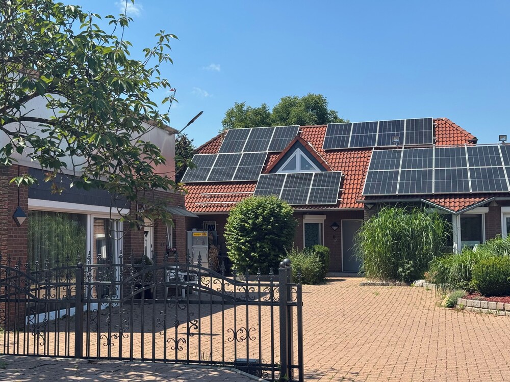 Modern House Gehrden contactless garden