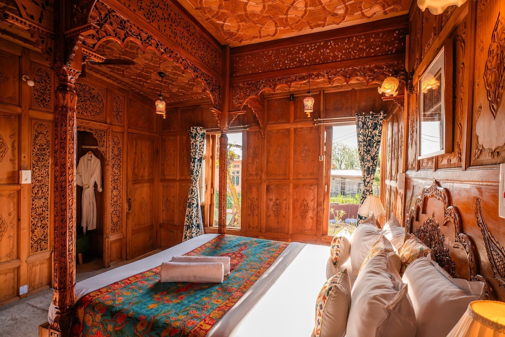 Moustache Houseboat Srinagar