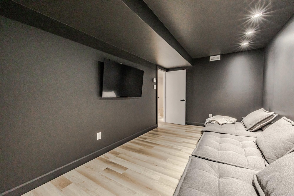 Valhalla - Scandinavian Style Chalet Directly on the Lake With Upscale Amenities and Private hot tub