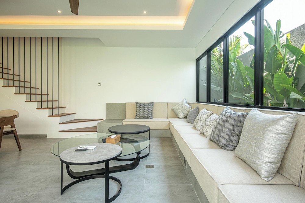 Tropical Elegance 5BR Canggu Villa Near Beach