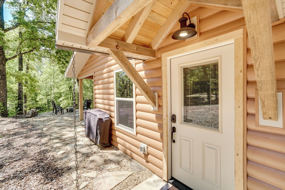 Sip, Hike & Explore: Sleek Retreat in Cleveland!