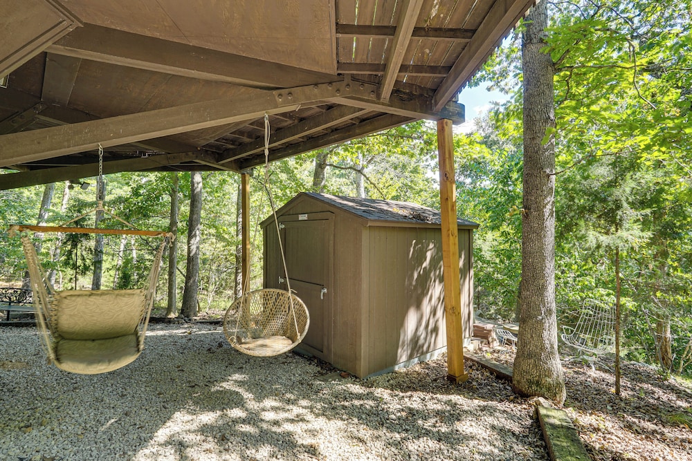 Unique Treehouse Hideaway Near Lake of the Ozarks