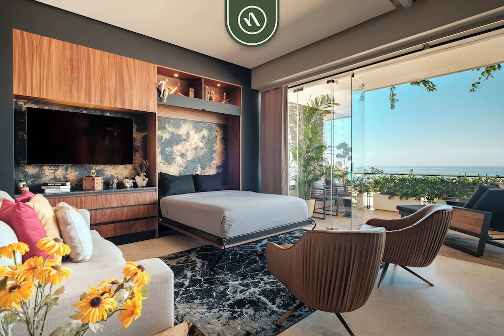 Condo With Balcony - Rooftop Pool With Ocean View