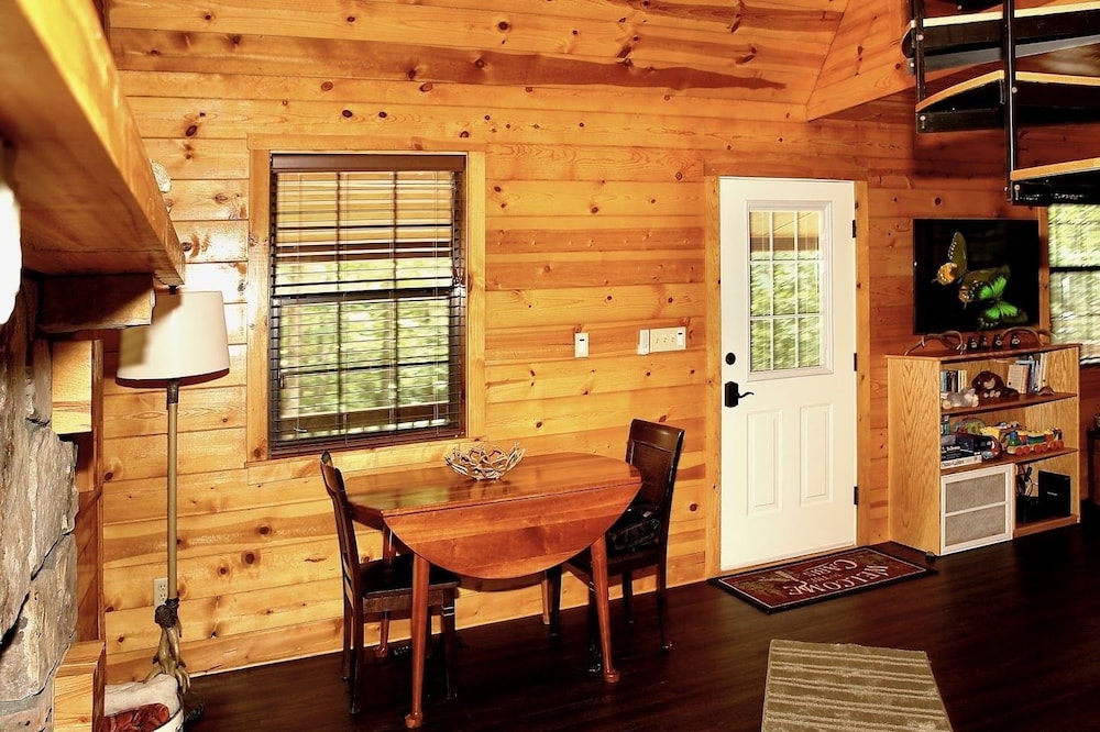 Mountain Laurel - 1 Bedrooms, 1 Baths, Sleeps 4 Cabin by RedAwning