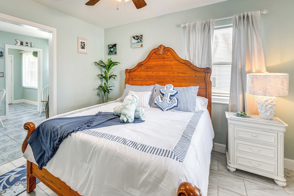 1 Mi to Upham Beach Park: Cozy St Pete Beach Apt!
