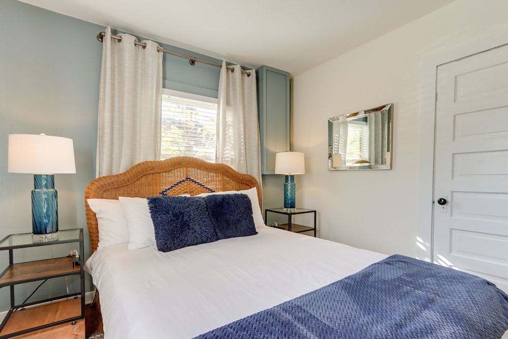 Chic Joplin Cottage w/ Patio < 3 Mi to Town!