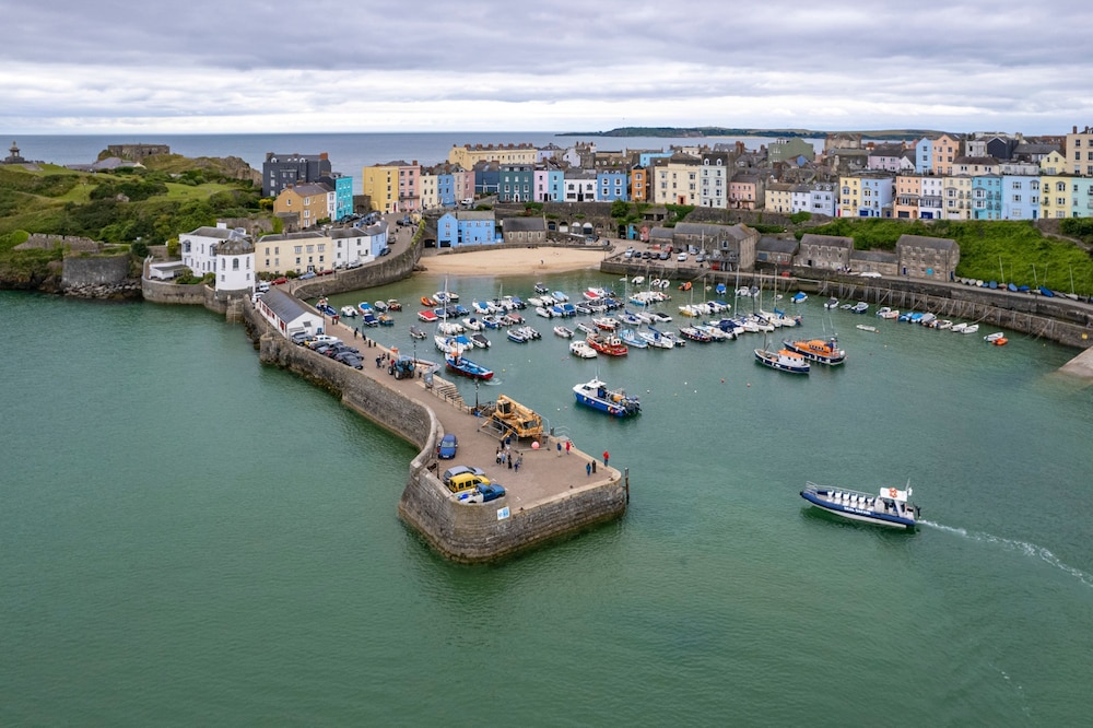 Tenby Studio Apartment - Stroll to Beach and Town