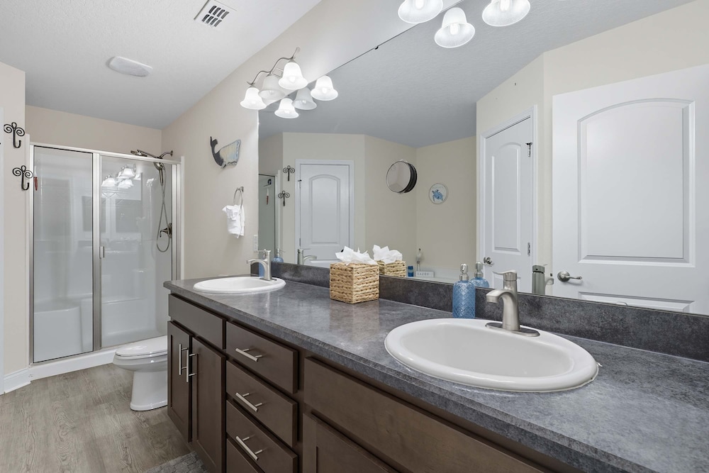 Modern 4BR Retreat Near Beach Heated Pool