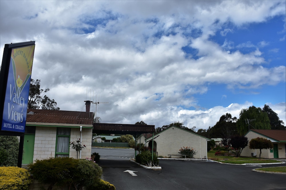 Valley Views Motel & Chalets