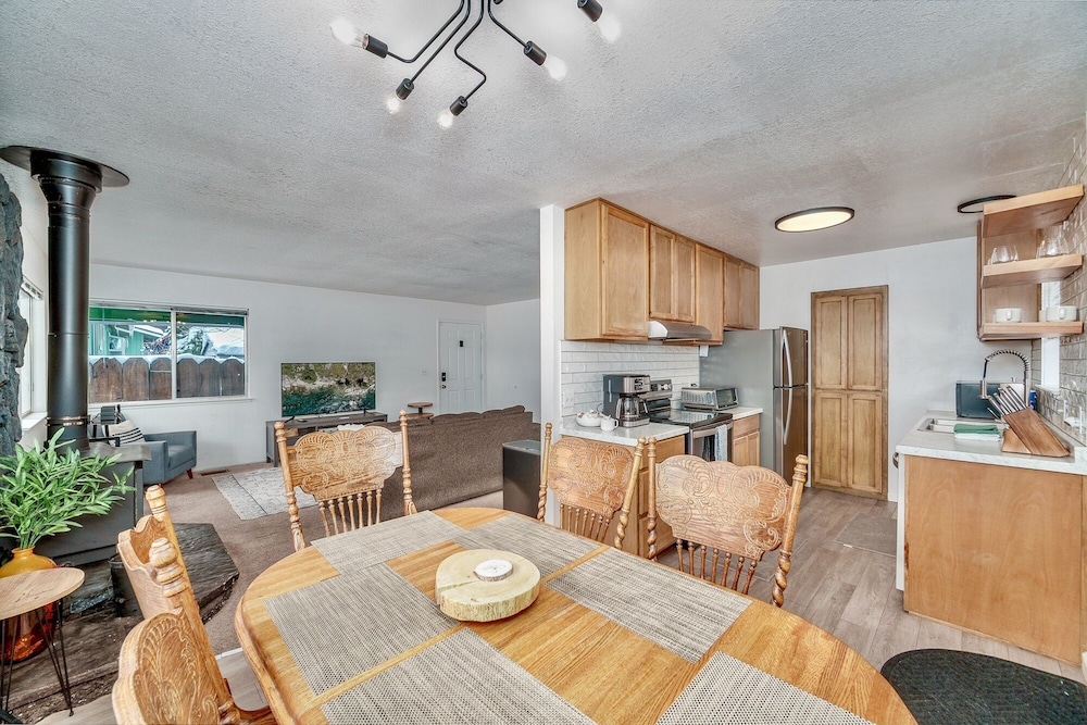 The Green Cabin A Few Blocks To Lake Tahoe 833t 3 Bedroom Home
