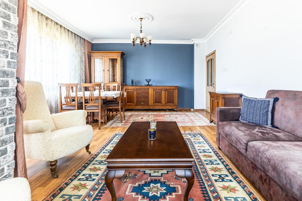 Chic Residence w Balcony 10 min to Hilltown Mall
