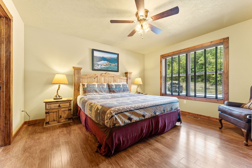 Timeless Memories Lodge 6 Bedroom Cabin by RedAwning