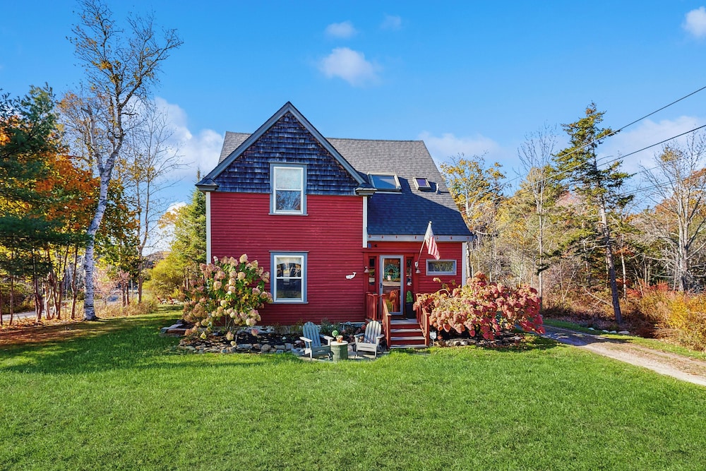 4BR House w/ Kitchen, Jetted Tub, Wifi + gas Grill