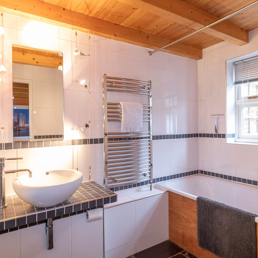 Stylist Split Level 2 Bed With Parking view 3