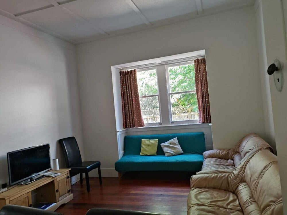 5 Bedroom House 7 Rangiatea Road