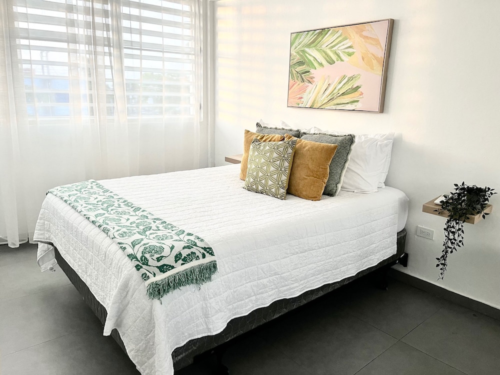 Centrally Located Sunny Apartment Walk to Beaches