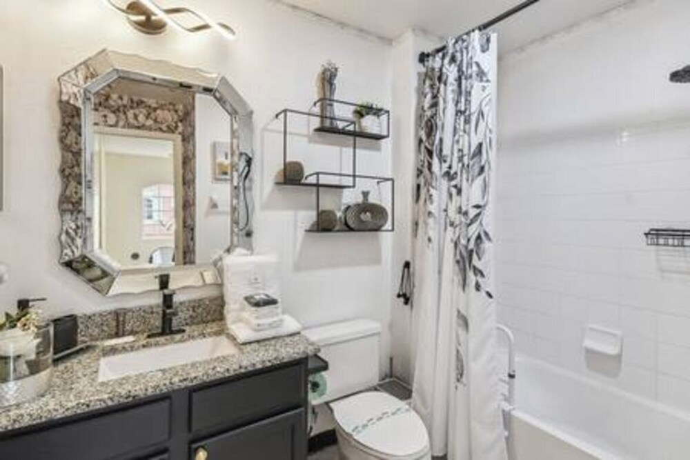 Lake Berkley 4BR Villa - Near Disney & Pool